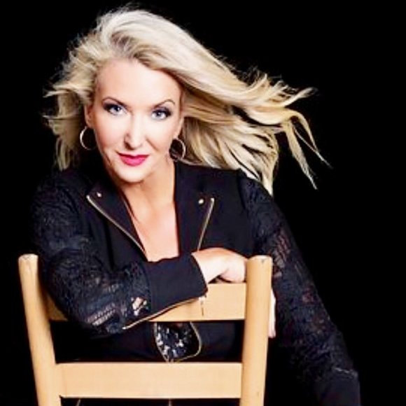 Posher: (former) Mrs. Elite Universe TCP 2022 & Mrs. Universe North America 2018 - Picture 1 of 1